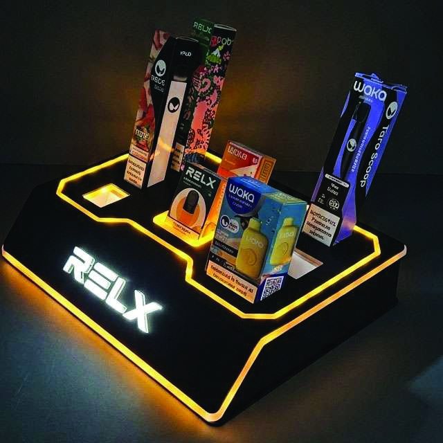 Counter display akrilik dengan lampu LED untuk produk di meja kasir